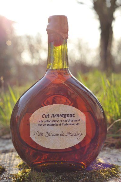 Bouteille d'Armagnac millsim (Domaine de Lapeyrade) personnalise pour un aniversaire de mariage.